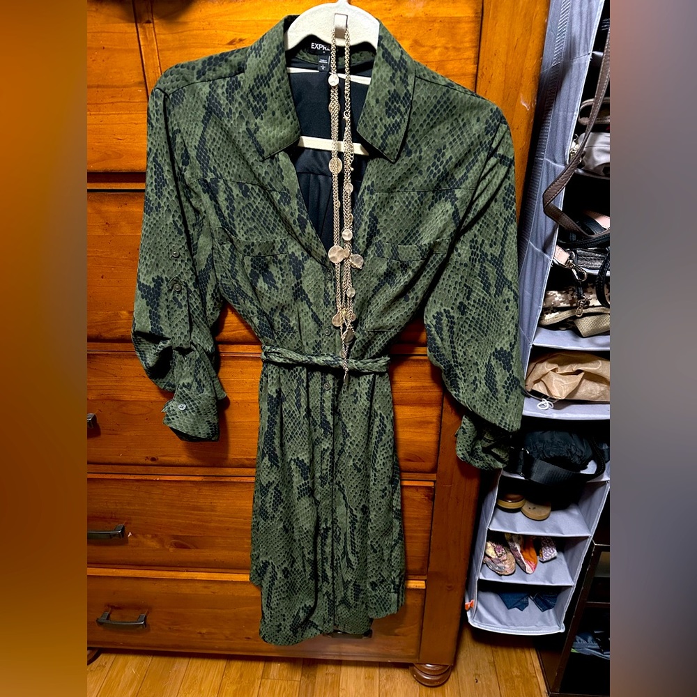 Women’s express green midi dress snakeskin print. Large. 3/4 roll up sleeves